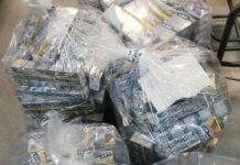 Митнически служители на лов за нелегално пренасящи цигари на летищата