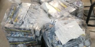 Митнически служители на лов за нелегално пренасящи цигари на летищата