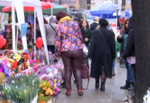 Ден преди 8-ми март – опашки пред магазините за цветя в Асеновград