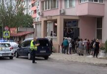 Започна раздаването на хранителните продукти от БЧК в Асеновград, нетърпеливи се струпаха в пункта по тъмно и без маски