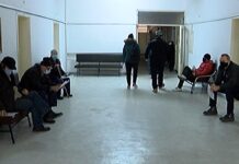 Опашка от чакащи за имунизация срещу COVID 19 в МБАЛ Асеновград днес