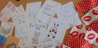 Ученици от Асеновград продават валентинки с благотворителна цел