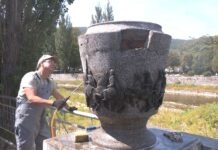 Реставрацията на вазите на Коста Ламбрев започна