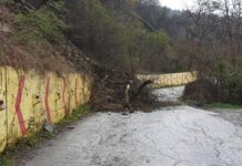 Две нови свлачища се образуваха тази сутрин в района на Асенова крепост, техника разчиства земната маса