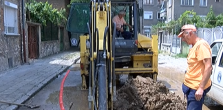 ВиК авария на ул. „Атанас Мишев“ в Асеновград остави района без вода днес