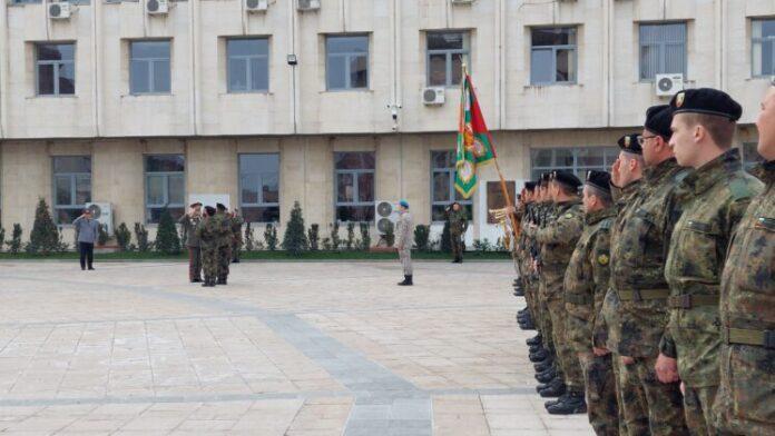 военни на площада