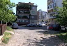Граждани настояват за асфалт на общинския терен зад блока на „Снежанка“ и глоби за паркиране в градинките