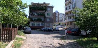 Граждани настояват за асфалт на общинския терен зад блока на „Снежанка“ и глоби за паркиране в градинките