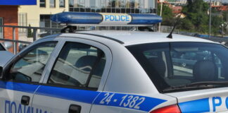 Лек автомобил се блъсна в метален електрически стълб