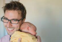 Бащите получават право на два месеца отпуск за отглеждане на дете