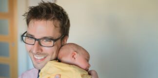 Бащите получават право на два месеца отпуск за отглеждане на дете